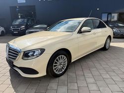 Gelb Gebraucht 2018 Mercedes E200 Limousine | 13.900 €