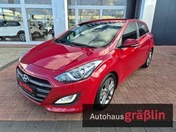 Rot Gebraucht 2017 Hyundai i30 Passion Limousine | 13.900 € (Etwas zu teuer)