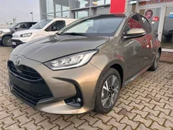 Gold Neu 2025 Toyota Yaris Hybrid Comfort Limousine | 24.870 € (Guter Preis)