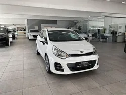 Weiß Gebraucht 2016 Kia Rio Spirit Limousine | 9.990 € (Etwas zu teuer)