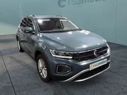 Blau Gebraucht 2024 VW T-Roc Life SUV | 22.250 € (Guter Preis)