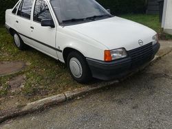Weiß Gebraucht 1986 Opel Kadett Limousine | 3.450 €