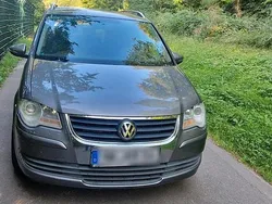 Grau Gebraucht 2010 VW Touran Van / Kleinbus | 5.799 € (Fairer Preis)