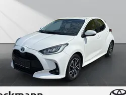 Weiß Gebraucht 2022 Toyota Yaris Hybrid Limousine | 20.990 € (Fairer Preis)