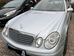 Silber Gebraucht 2005 Mercedes E200 Limousine | 4.000 €