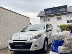 Weiß Gebraucht 2011 Renault Clio II Kleinwagen | 2.700 € (Fairer Preis)