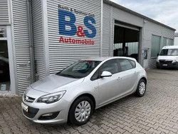 Silber Gebraucht 2015 Opel Astra Selection Limousine | 9.990 € (Fairer Preis)