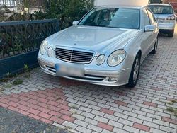 Silber Gebraucht 2005 Mercedes E280 Avantgarde Limousine | 4.300 €