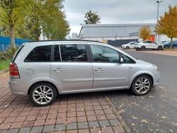 Grau Gebraucht 2007 Opel Zafira Edition Van / Kleinbus | 4.800 € (Teuer)