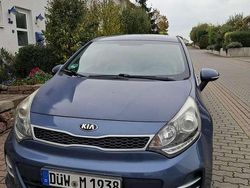 Blau Gebraucht 2015 Kia Rio Spirit Kleinwagen | 8.400 € (Fairer Preis)