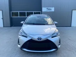 Silber Gebraucht 2018 Toyota Yaris Hybrid Limousine | 13.900 € (Fairer Preis)