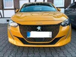 Gelb Gebraucht 2021 Peugeot e-2008 Allure SUV | 13.250 € (Superpreis)
