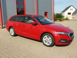 Rot Gebraucht 2024 Skoda Octavia Ambition Limousine | 24.890 € (Superpreis)