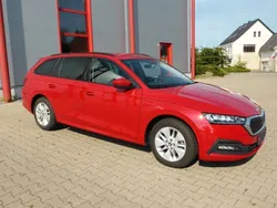 Rot Gebraucht 2024 Skoda Octavia Ambition Limousine | 25.950 € (Guter Preis)