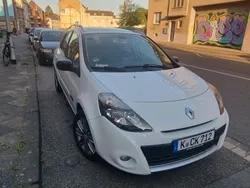 Weiß Gebraucht 2010 Renault Clio II Dynamique Limousine | 2.990 € (Fairer Preis)
