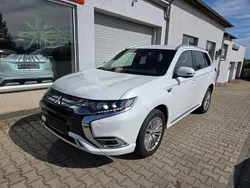 Weiß Gebraucht 2018 Mitsubishi Outlander P-HEV Edition SUV | 21.990 € (Etwas zu teuer)