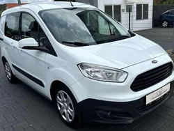 Frostweiß Gebraucht 2018 Ford Tourneo Courier Van / Kleinbus | 10.900 € (Guter Preis)