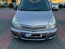 Grau Gebraucht 2004 Toyota Yaris Verso Van / Kleinbus | 4.950 € (Etwas zu teuer)