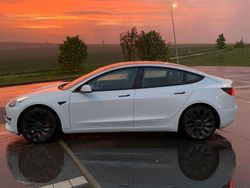 Weiß Gebraucht 2022 Tesla Model 3 Performance Limousine | 44.890 €