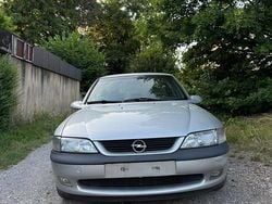 Silber Gebraucht 1998 Opel Vectra Comfort Limousine | 2.900 € (Fairer Preis)