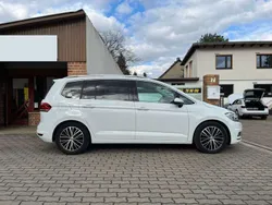 Pure white Gebraucht 2016 VW Touran Highline Van / Kleinbus | 19.985 € (Fairer Preis)