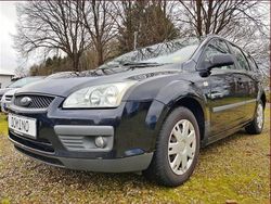 Blau Gebraucht 2005 Ford Focus Kombi | 2.480 €