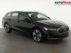 Onyx schwarz metallic Gebraucht 2024 Skoda Superb Selection Kombi | 40.245 € (Superpreis)