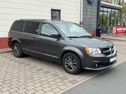 Grau Gebraucht 2017 Dodge Grand Caravan Van / Kleinbus | 14.900 € (Fairer Preis)