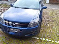 Blau Gebraucht 2006 Opel Astra Kleinwagen | 2.000 € (Etwas zu teuer)