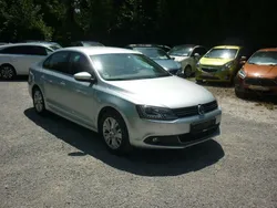Silber Gebraucht 2014 VW Jetta Life Limousine | 11.990 € (Teuer)