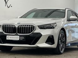 Mineralweiß metallic Gebraucht 2024 BMW 520 Comfort Edition Kombi | 48.349 € (Guter Preis)