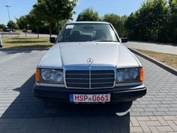 Silber Gebraucht 1988 Mercedes E260 Limousine | 4.900 €