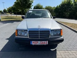 Silber Gebraucht 1988 Mercedes E260 Limousine | 5.900 €
