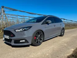 Grau Gebraucht 2018 Ford Focus ST Kombi | 16.600 € (Guter Preis)