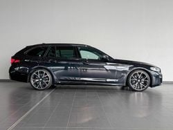 Black sapphire metallic (schwarz) Gebraucht 2022 BMW 540 M Sport Kombi | 43.488 € (Fairer Preis)