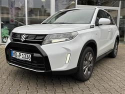 Weiß (cool white pearl metallic) Neu 2025 Suzuki Vitara Comfort SUV | 25.190 € (Guter Preis)