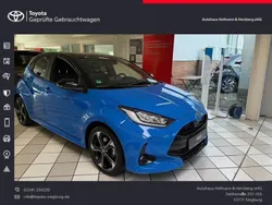 Neptune blue metallic, dach schwarz Gebraucht 2024 Toyota Yaris Hybrid Edition Limousine | 25.990 € (Fairer Preis)