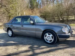 Grau Gebraucht 1990 Mercedes E200 Limousine | 4.999 €