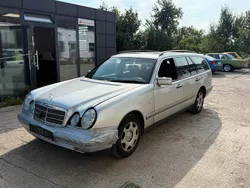 Silber Gebraucht 1999 Mercedes E200 Kombi | 750 €
