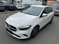Weiß Gebraucht 2023 Mercedes B180 Van / Kleinbus | 27.898 € (Fairer Preis)