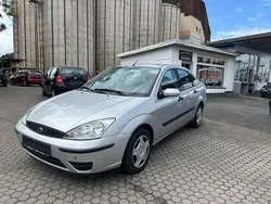 Grau Gebraucht 2002 Ford Focus Ghia Limousine | 1.990 € (Fairer Preis)