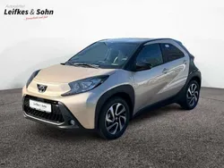 Ginger beige / night sky black Neu 2025 Toyota Aygo Kleinwagen | 19.900 €