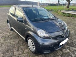 Grau Gebraucht 2009 Toyota Aygo Kleinwagen | 2.000 € (Fairer Preis)
