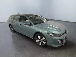 Grün Neu 2024 VW Passat Elegance Kombi | 36.737 € (Guter Preis)