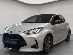 Platinweiss metallic, dach schwarz Gebraucht 2021 Toyota Yaris Hybrid Style Kleinwagen | 19.750 € (Fairer Preis)
