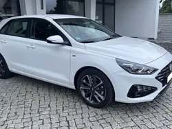 Weiß Gebraucht 2023 Hyundai i30 Trend Limousine | 20.850 € (Fairer Preis)