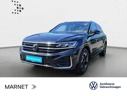Grenadillschwarz metallic Gebraucht 2024 VW Touareg R-line SUV | 64.490 € (Teuer)