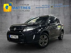 Ivory metallic mit cosm... Neu 2024 Suzuki Vitara Comfort+ SUV | 28.508 € (Etwas zu teuer)
