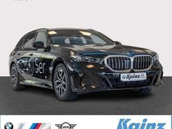 Black sapphire metallic Gebraucht 2024 BMW 520 M Sport Kombi | 56.890 € (Teuer)