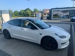 Weiß Gebraucht 2021 Tesla Model 3 Standard Range Plus Limousine | 20.200 € (Guter Preis)